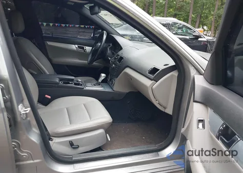 2008 Mercedes-Benz C 300 Luxury/Sport z USA, uszkodzony, nr VIN WDDGF54X68R012183